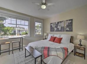 Sunny Seattle Home w/ Deck ~ 6 Mi to Downtown