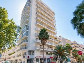 1br w AC and terrace in the heart of Toulon near train station Welkeys