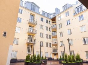 Spacious apt on Tranquil Courtyard