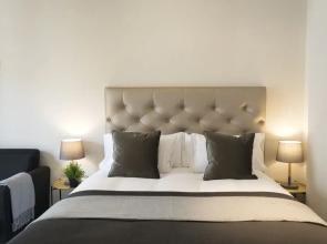 Living4Malaga Golden Suite