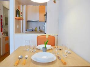 Sunny and Lively Apartment in City, Free Parking
