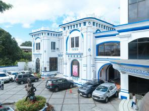 RedDoorz Plus @ Castle Chateau Iloilo - Vaccinated Staff