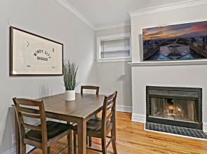 2BR Bustling & Lively Apt in Lake View