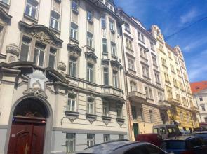 Historic centre-spacious apartment