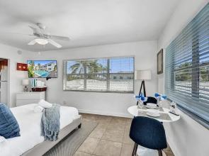 Waves on Desoto Beautiful Studio