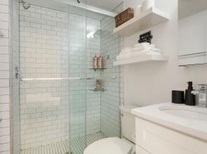 Uptown Studio Apt Near Shops in Montrose