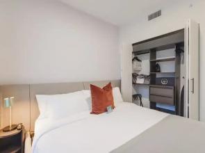 Studio with a City View Near Bayside