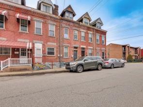 3 Mi to Dtwn: Charming Row House in Pittsburgh