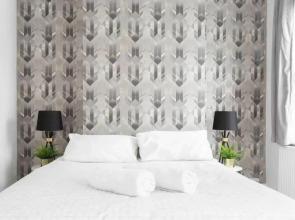 Contemporary 3 bed house with spacious garden close to Stratford