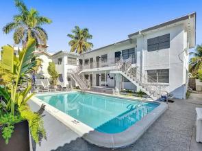 Waves on Desoto 1 bed Pool View 6