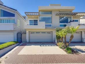 Sleek Oxnard Townhouse w/ Balconies: Walk to Beach