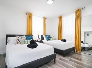 4 to 14 Guests- 2 Kitchens, Comfort Retreat, BBQ Patio