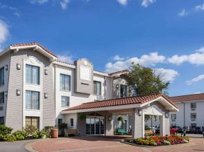 La Quinta Inn by Wyndham Pittsburgh Airport