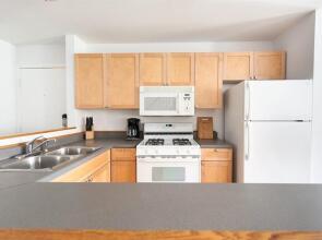 Bi Level 3BR in Lake View by Sonder