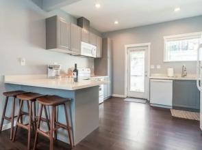 "the Fremont Overlook" W/ Nifty Backyard & Firepit 2 Bedroom Home by RedAwning