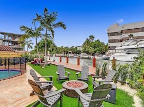 5BR Charm With Heated Pool and Lakefront