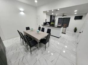 Family Luxury Home With Pool in Mcallen Near by Hospitals and Stores