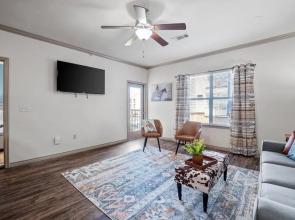 HEIRS VENTURES : WESTERN - 4mins from OKC Thunder Arena . King Bed . Pet Friendly . With Pool