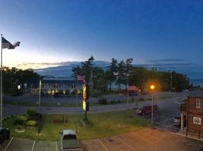 Super 8 Mackinaw City/Bridgeview Area