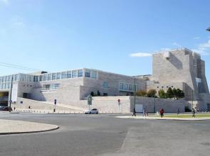 Belem! Charming 2 Bedroom Apartment w terrace, Wifi & free parking