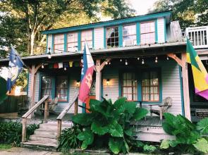 Blue Moon Guest House and Saloon