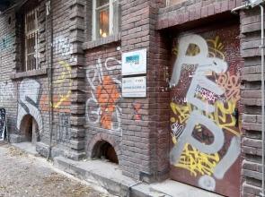 TOP CENTRAL Hideout close to Everything AC + WIFI + TV