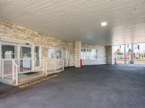 Econo Lodge Inn & Suites