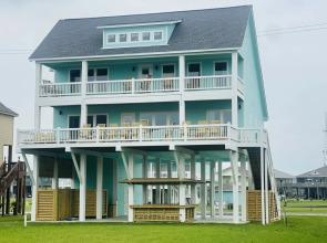 On Deck 4 Bedroom Home by RedAwning