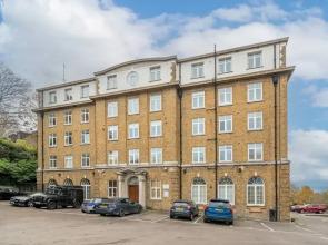 Stunning 3BD Flat, Parking, Sleeps Six, Near Park