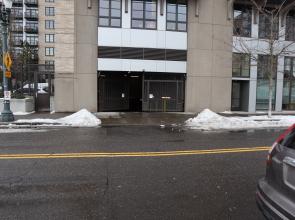 Modern, Upgraded Apartment - fast wifi and parking!