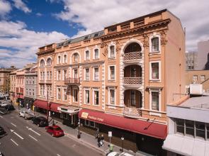 Hadley's Orient Hotel