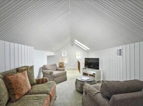 3BR 1.75BA Stylish Hyde Park House by RedAwning