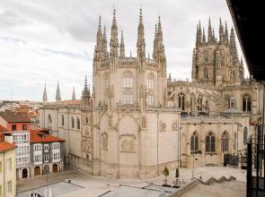 Elegant apt. for 4 in Burgos city center beside the Cathedral w/ Wifi
