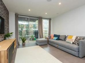 Modern Family Friendly 2 Bedroom Flat in Hackney Wick