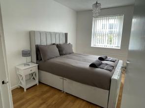 New! 4 Bedroom London House With Garden and Lawn