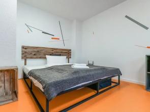 Sunny hostel room for 3