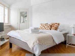 Upper floor studio with a sea view