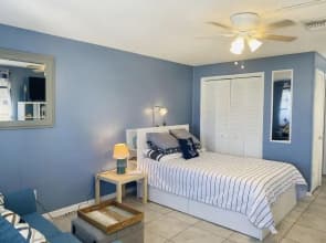 Studio With Full bed Near the Beach!!