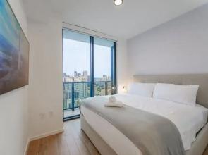 Luxury & Stylish Studio Next to Bayside