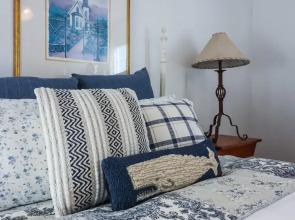 2nd Row Beach Home Ocean Views Old School Vibes - 1 min Walk to Sunny Beach