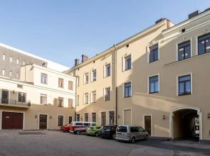 Main Square Renovated Apt, Sauna and Parking