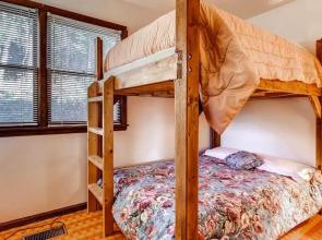 Sweet Life - Vermont Chalet - 6 person Indoor Hot Tub - 15 min to Killington