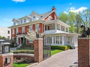 Oak Street Mansion