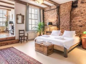 Classy Room 17th C Canalhouse