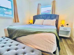 Stylish House w Hot Tub Close to Beach Stadium