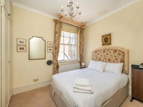 The Grand Old Boy - Marylebone - by Frankie Says