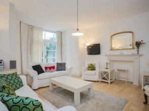 2 Bedroom Property With Patio in Central London