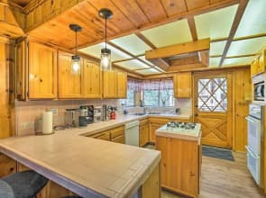 Running Springs Cabin w/ Large Deck + View!