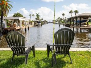 Riverside Retreat w Fireplace