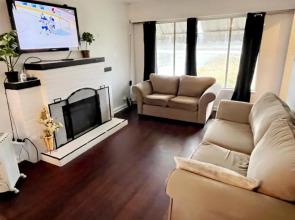 VINTAGE - 3 BED HOUSE - NORTH SURREY - PING-PONG AND POOL TABLE - TV CABLe